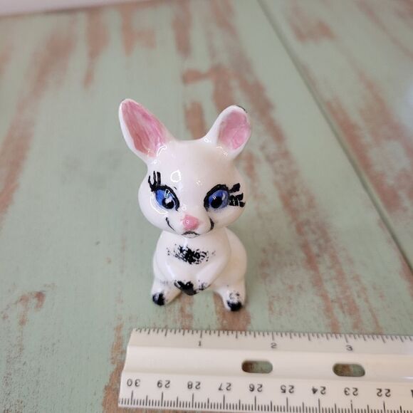 Kitschy Vintage Handpainted Hobbyist Anthropomorphic Bunny Rabbit Figurine - Picture 9 of 10